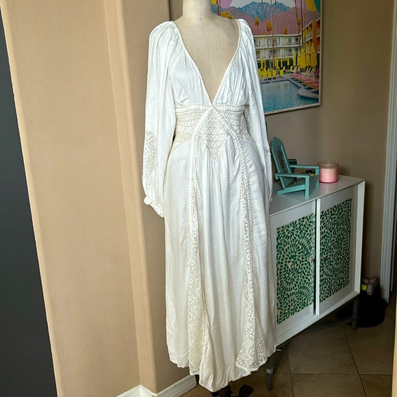Free People Dresses & Skirts - Elegant White Lace Maxi Dress